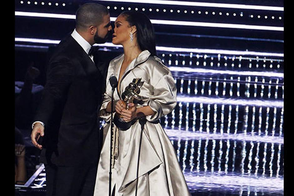 La muestras de afecto entre Drake y Rihanna cada vez enloquecen m&aacute;s al p&uacute;blico. (Foto: AFP)