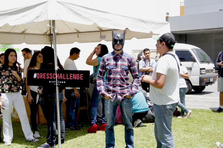 El "comic" encabez&oacute; la actividad para solicitar apoyo a los guatemaltecos para llevar una prenda en buen estado a las personas de escasos recursos. (Foto: Fredy Hern&aacute;ndez/Soy502)