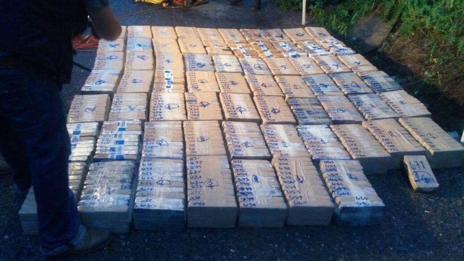 Las autoridades localizaron 671 kilos de coca&iacute;na en el interior de un cami&oacute;n. (Foto: PNC)