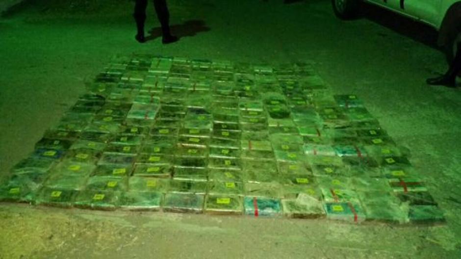Los agentes antinarc&oacute;ticos contabilizaron 200 kilos de coca&iacute;na. (Foto PNC)