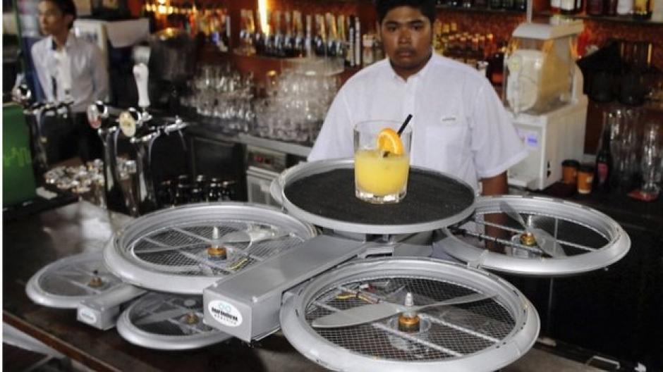 Los restaurantes de Singapur tienen problemas para conseguir personal que atienda las mesas. Por ello los drones parecen ser una soluci&oacute;n. (Foto: BBC)&nbsp;