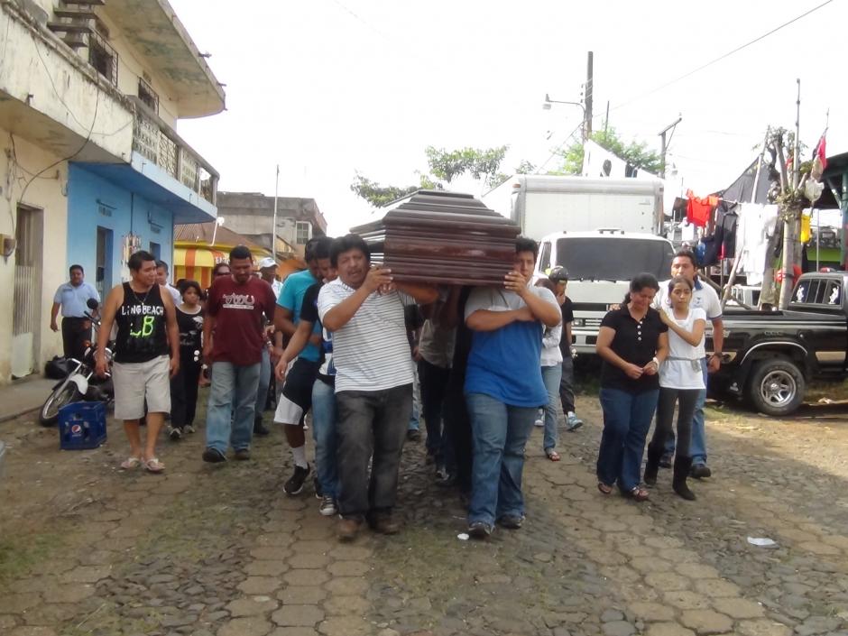 Cientos de personas acompa&ntilde;aron el sepelio de Christian L&oacute;pez en Coatepeque. (COG)