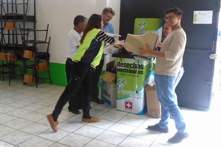Los aparatos inservibles son manejados para darles un mejor tratamiento para que no terminen en un basurero com&uacute;n. (Foto: Muni Guate)