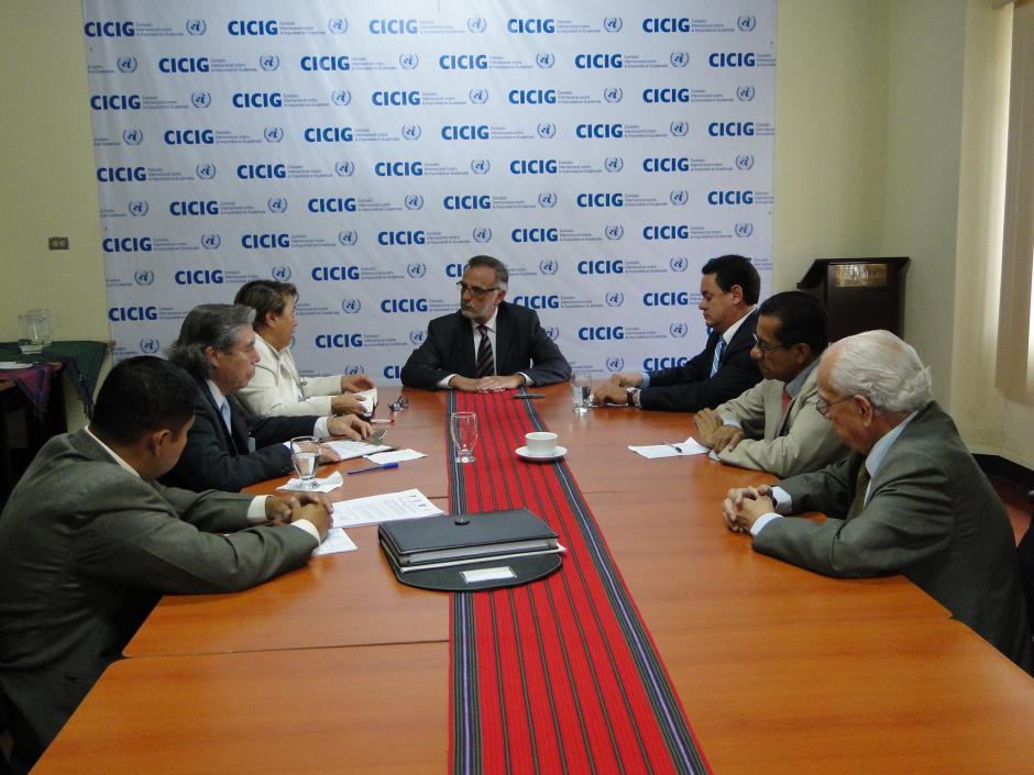 Las asociaciones le entregaron dos documentos al comisionado y le pidieron su apoyo en su lucha por el derecho a la información. (Foto: CICIG)