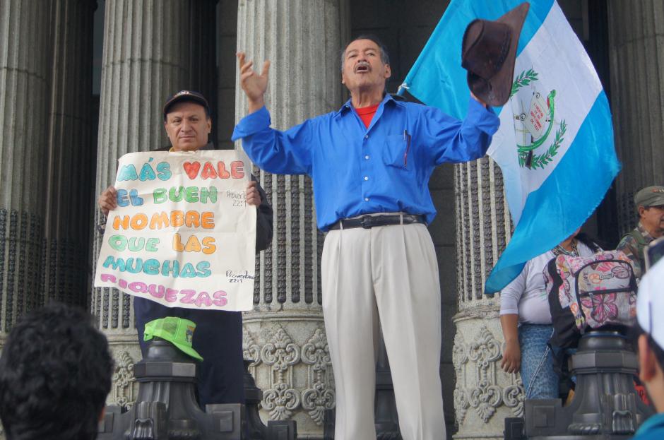 Los líderes carismáticos que motivan antes de iniciar la manifestación.