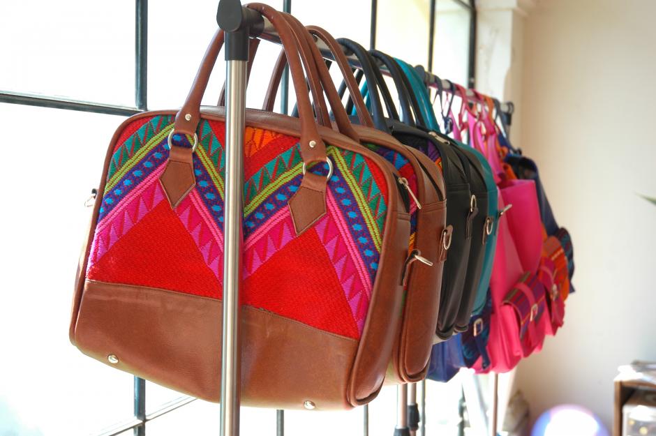 Los productos de KM Bolsas son elaborados por Krista María en el taller que tiene en un rincón de su casa en Antigua Guatemala. (Foto: Fredy Hernández/Soy502)