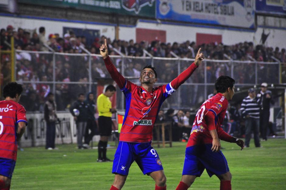 El brasile&ntilde;o Israel Silva da gracias a Dios tras anotar el gol que logr&oacute; el 1-0 para Xelaj&uacute;. (Foto: Gustavo Rodas/Nuestro Diario).
