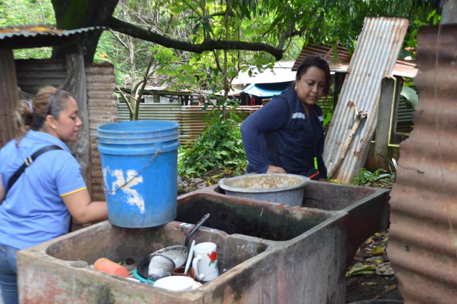 Personal del Ministerio de Salud trabaja para evitar la propagación del vector de la fiebre Chikungunya. (Foto: MSPAS)