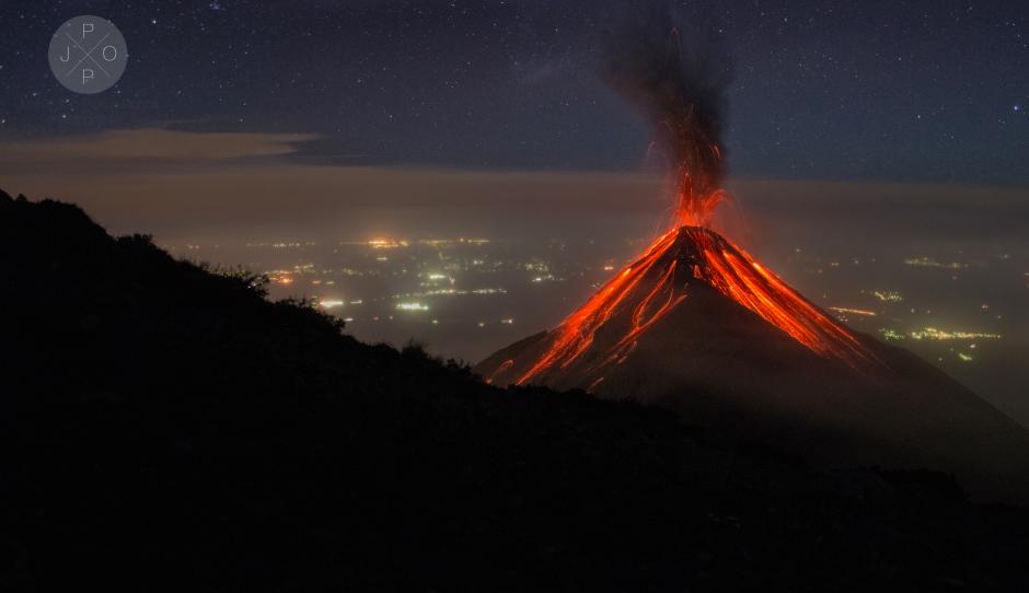 Esta imagen fue captada la medianoche del s&aacute;bado por un fot&oacute;grafo guatemalteco. "Luego de la erupci&oacute;n sentimos un temblor en el volc&aacute;n Acatenango", relat&oacute;. (Foto: Juan Pablo Palma)
