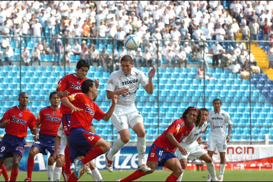 En 2006, a&ntilde;o del Pentacampeonato, los rojos eran dirigidos por el argentino Enzo Trossero y los cremas por el nacional Marlon Iv&aacute;n Le&oacute;n. (Foto: Archivo/Nuestro Diario)&nbsp;