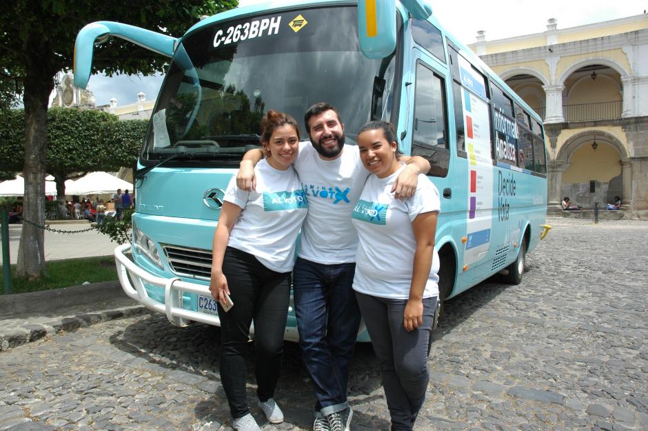 Jimena S&aacute;nchez, Kenneth Schellenger y Paola McDonald son los voluntarios que gu&iacute;an a la poblaci&oacute;n para que emitan un voto responsable al informalos sobre el proceso electoral 2015. (Foto: Fredy Hern&aacute;ndez/Soy502)