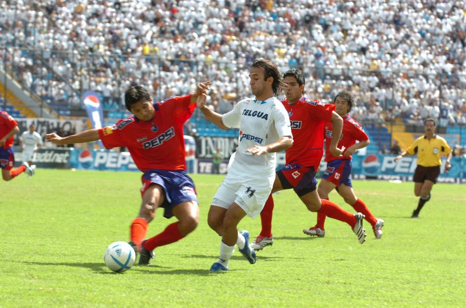 En diciembre del 2006, en el Torneo Apertura, Municipal se consagró Pentacampeón ante Comunicaciones, en el estadio Mateo Flores. En la acción, José Contreras (de 20 años), marcado por Herny Medina, atrás Pablo Melgar y Sergio Guevara. El árbitro fue Hugo Castillo. (Foto: Archivo/Nuestro Diario)&nbsp;