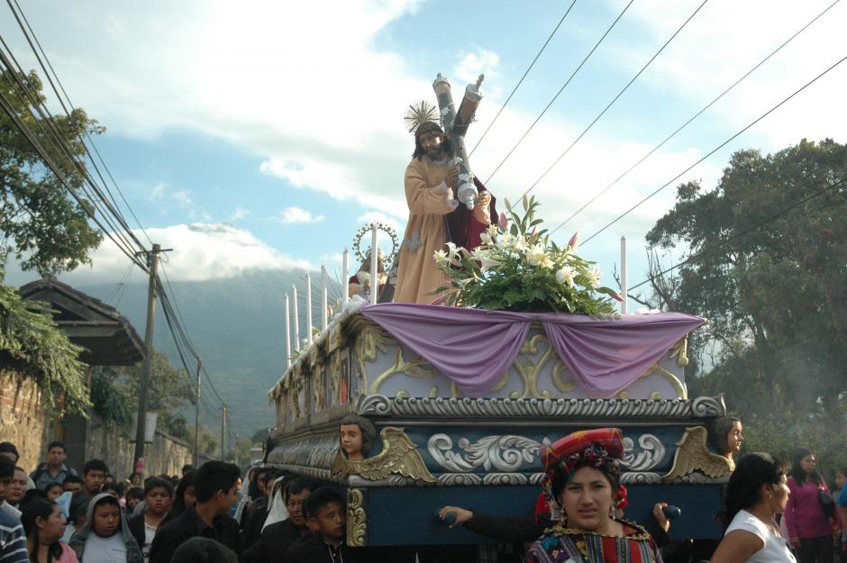 La procesi&oacute;n de Jes&uacute;s Nazareno del templo El Calvario de Antigua Guatemala recorre el lado sur de la ciudad, acompa&ntilde;ado de devotos cargadores de varias partes del pa&iacute;s. (Foto: Fredy Hern&aacute;ndez/Soy502)