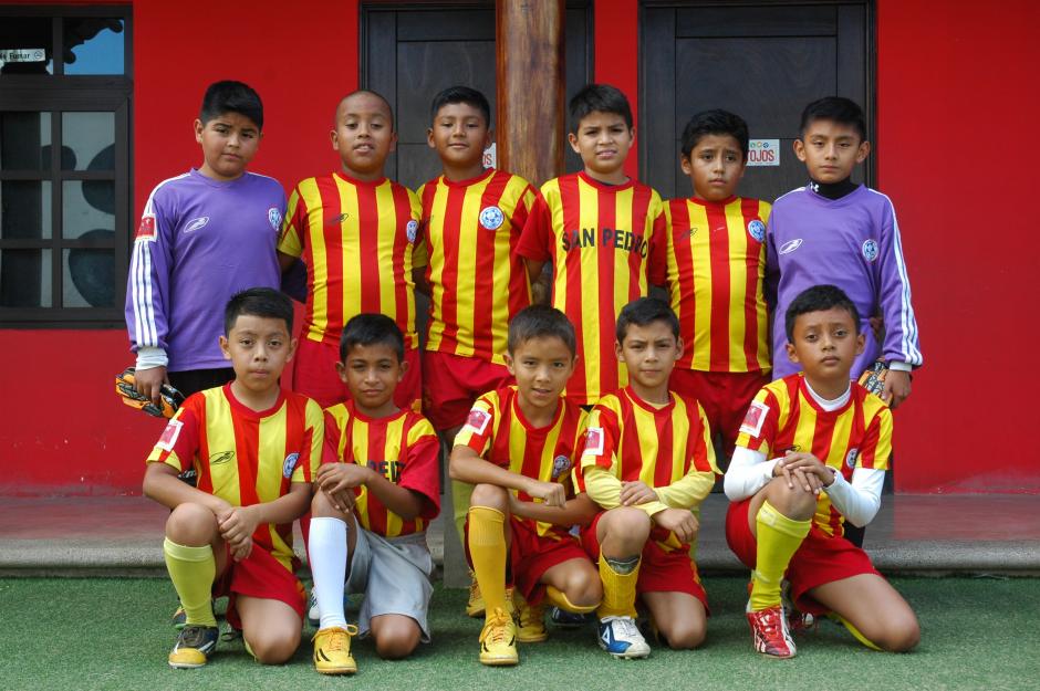 El equipo de la Academia San Pedro y sus padres han realizado diversas actividades para recaudar fondos y as&iacute; sufragar los gastos del viaje a Estados Unidos. (Foto: Fredy Hern&aacute;ndez/Soy502)