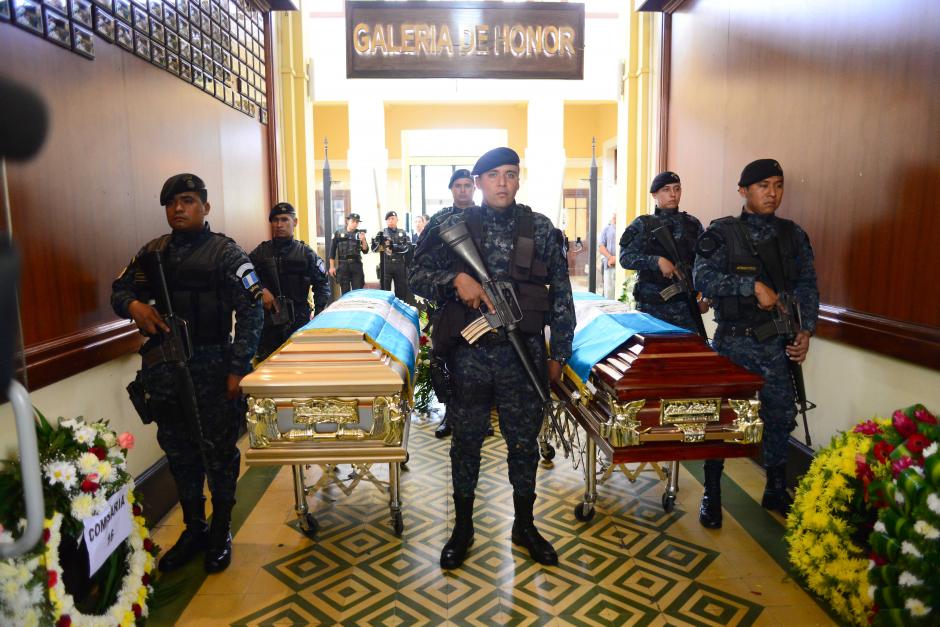 Los polic&iacute;as que murieron luego de enfrentarse con un supuesto delincuente en la sexta avenida y d&eacute;cima calle de la zona 1, recibieron honras f&uacute;nebres en la sede central de la Polic&iacute;a Nacional Civil. (Foto: Jes&uacute;s Alfonso/Soy502)