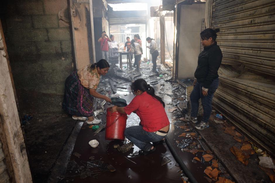 Los comerciantes empezaron a limpiar lo poco o nada que qued&oacute; de sus puestos. (Foto: Jes&uacute;s Alfonso/Soy502)