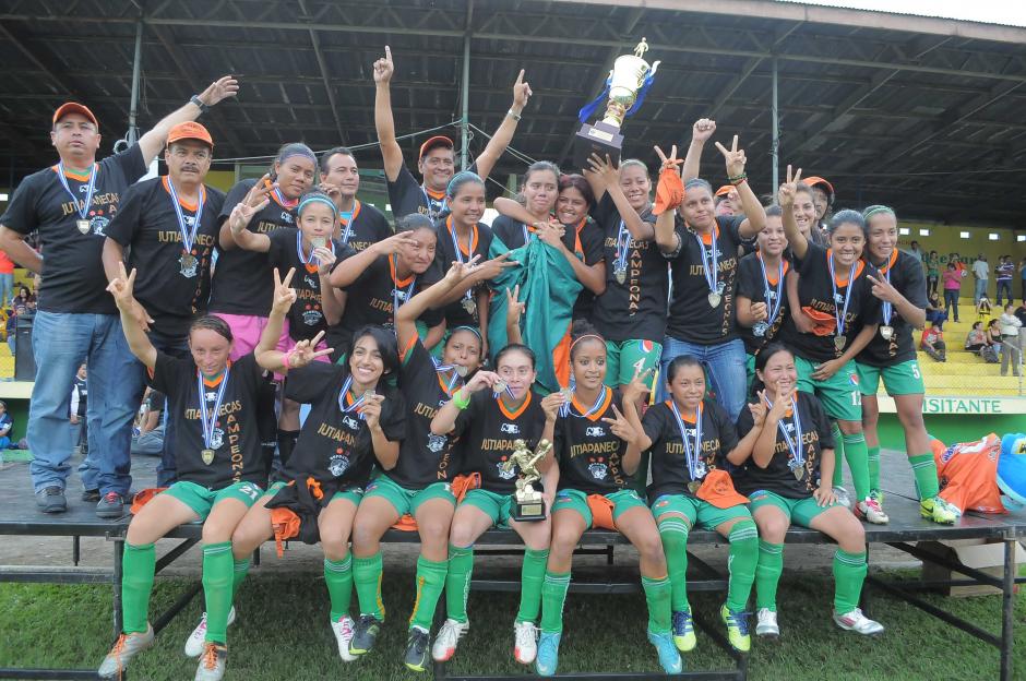 El cuadro de Jutiapanecas celebra el t&iacute;tulo del Clausura 2014 de la Liga Nacional Femenina. (Foto: Lucio Pellecer/Nuestro Diario)