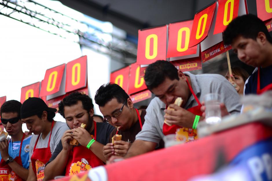 Cientos de guatemaltecos asistieron al primer Festival del Shuco, cuya principal atracci&oacute;n fue el concurso para saber quien comer&iacute;a m&aacute;s shucos en diez minutos (Foto: Jes&uacute;s Alfonso/Soy502)