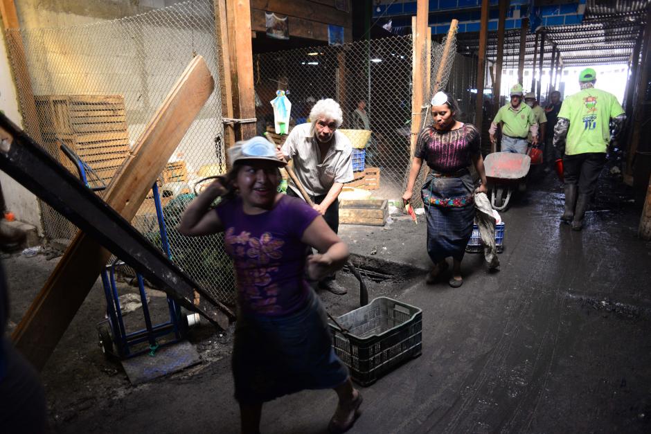 Todos por la Terminal. &nbsp;Los inquilinos se apresuran a recuperar su medio de subsistencia luego de la cat&aacute;strofe del incendio de La Terminal de la Zona 4. &nbsp;(Foto: Jes&uacute;s Alfonso/Soy502)