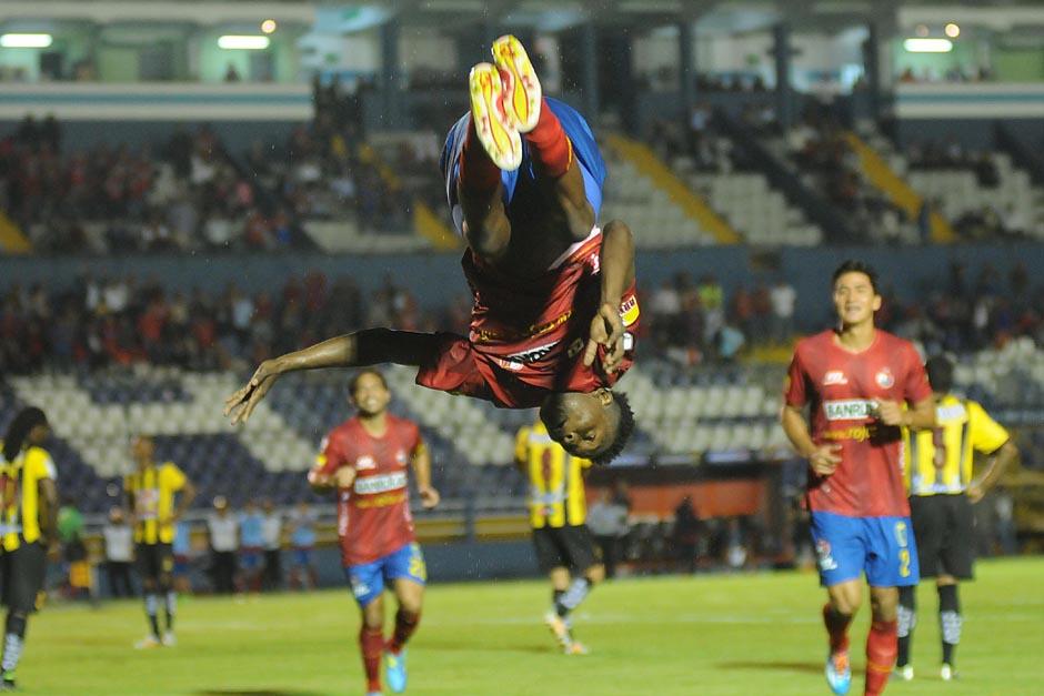 Marvin &Aacute;vila celebr&oacute; de una manera peculiar su triplete anotado ante el Real Espa&ntilde;a. (Foto: Orlando Chile/Nuestro Diario)