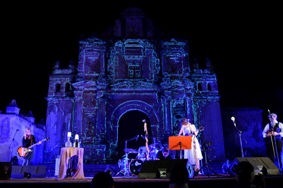 En un hermoso escenario, Gaby Moreno se presentó en un esperado concierto en La Ermita, Antigua. (Foto: Ximena Díaz/Soy502)