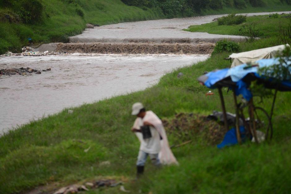 El río Villalobos que atraviesa el municipio de Villa Nueva creció con las lluvias que se presentaron por la tarde. (Foto: Jesús Alfonso/Soy502)
