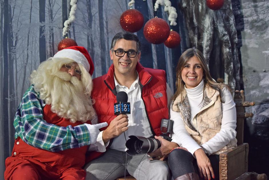 El fot&oacute;grafo Mario L&oacute;pez, su esposa Maritza de L&oacute;pez y Santa Claus, son las personas que hacen realidad el sue&ntilde;o de muchos ni&ntilde;os y ni&ntilde;as. (Foto: Estaban Biba)