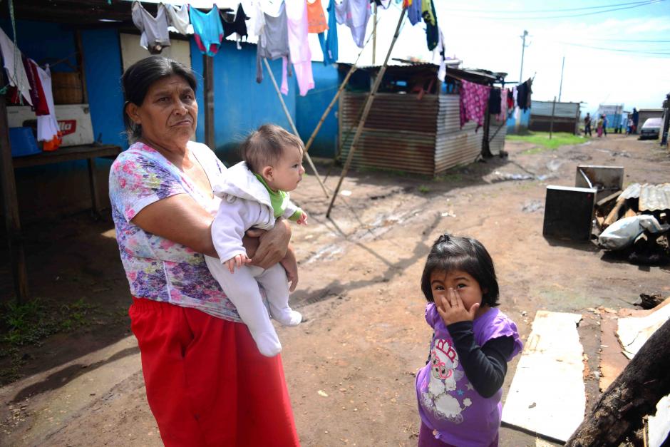 Los habitantes se quejan que los servicios sanitarios quedan muy lejos de las casas, lo que complica el utilizarlos cuando llueve y por la noche. (Jes&uacute;s Alfonso/Soy502)