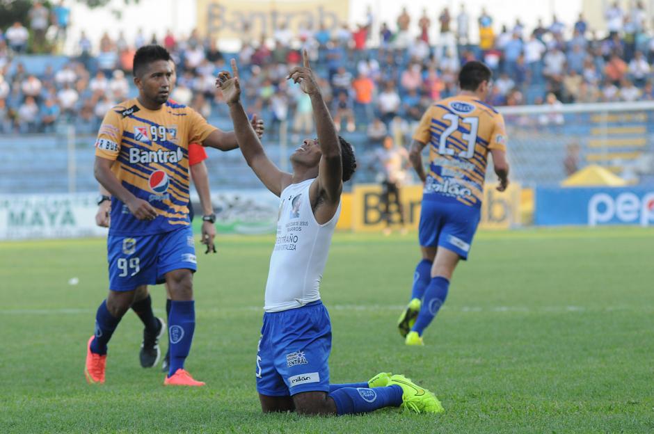 Pablo Barros (de rodillas) abri&oacute; el camino del triunfo de los venados. En la celebraci&oacute;n se desahog&oacute;, se quit&oacute; la camisa y se lo dedic&oacute; a dos personas. Una de ellas su padre, el ext&eacute;cnico Paulo C&eacute;sar Barros, quien falleci&oacute; el 17 de junio de este a&ntilde;o. (Foto: Nuesto Diario)