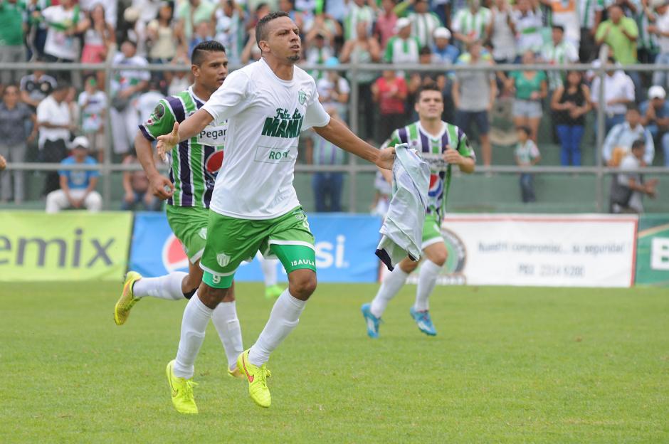 El delantero hondure&ntilde;o de Antigua, Oscar Isaula, celebr&oacute; dos veces ante Xelaj&uacute;. Dedicatoria especial para la madre. (Foto: Orlando Chile/Nuestro Diario)