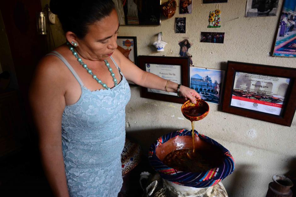 El fresco de S&uacute;chiles es una de las bebidas mas populares de la &eacute;poca de Semana Santa, en el local de do&ntilde;a Antonieta Lima, el jugo ya est&aacute; listo esperando a los comensales. (Foto: Jes&uacute;s Alfonso/Soy502)