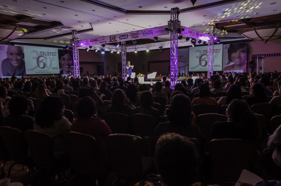 Tuti Furl&aacute;n y varias invitadas especiales dedicaron la noche a inspirar a mujeres guatemaltecas (Foto: Marcelo Jim&eacute;nez/Soy502)