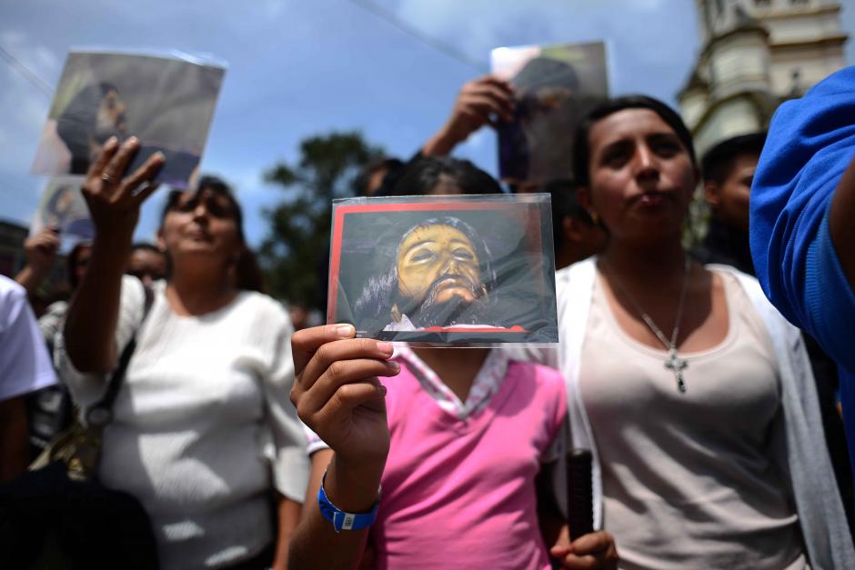 Fieles de la iglesia El Calvario realizaron una caminata desde el templo hasta Catedral Metropolitana por la 6 avenida para entregar un documento con firmas donde hacen varios requerimientos al Arzobispo Metropolitano &Oacute;scar Vian. (Foto: Jes&uacute;s Alfonso/Soy502)