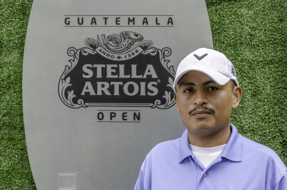 Elvin Hern&aacute;ndez, caddie del torneo, recibi&oacute; un tratamiento auditivo de forma gratuita como parte de las actividades filantr&oacute;picas que realiza el PGA Tour Latinoam&eacute;rica. &nbsp;(Foto: Marcelo Jim&eacute;nez/Soy502)