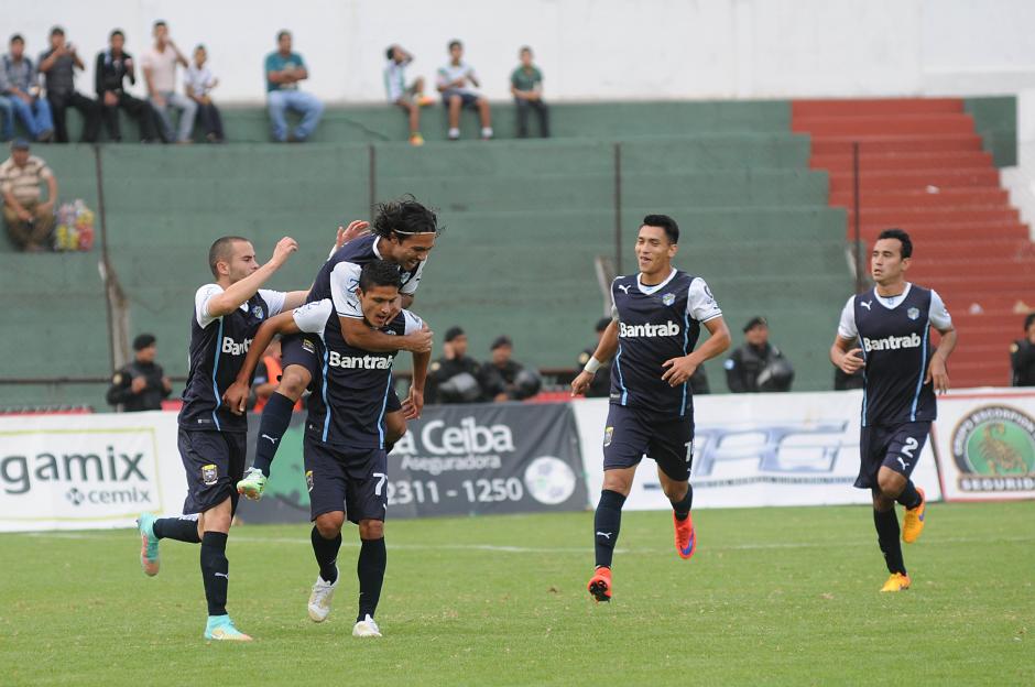 Comunciaciones mostr&oacute; su potencial ofensivo en el primer tiempo y sac&oacute; ventaja en la semifinal de ida. (Foto: Nuestro Diario)