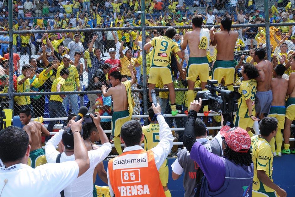 Los jugadores de Guastatoya se volcaron hacia el p&uacute;blico para agradecer el apoyo tras ascender a la Liga Nacional. (Foto: Nuestro Diario)