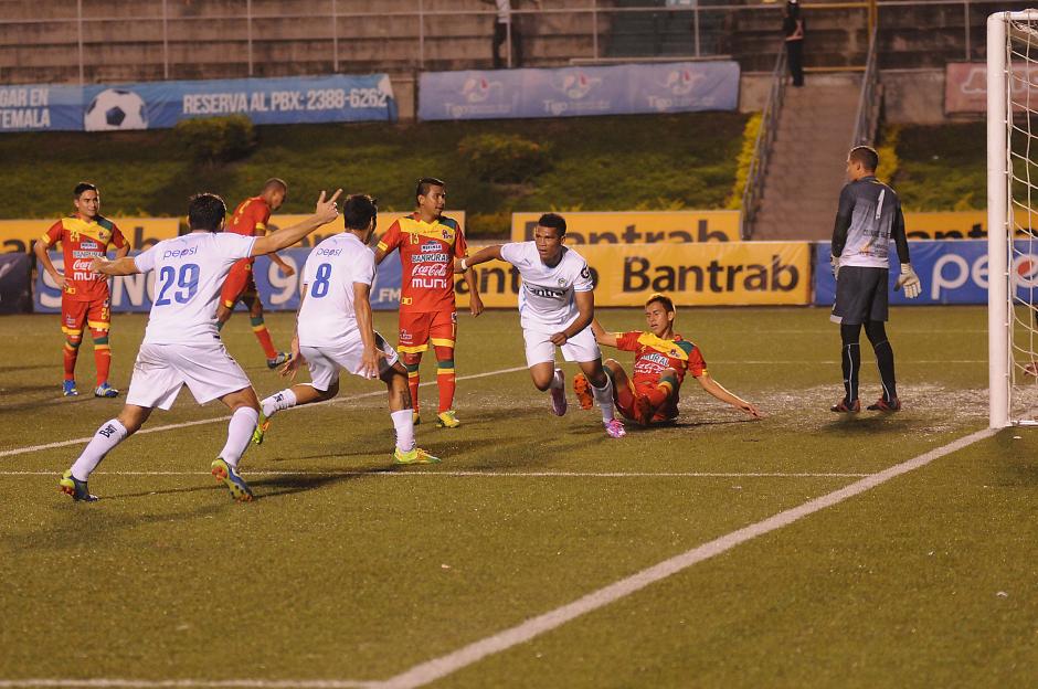 El paname&ntilde;o Rolando Blackburn le dio el triunfo a los cremas en el &uacute;ltimo suspiro del juego ante Malacateco. (Foto: Nuestro Diario)