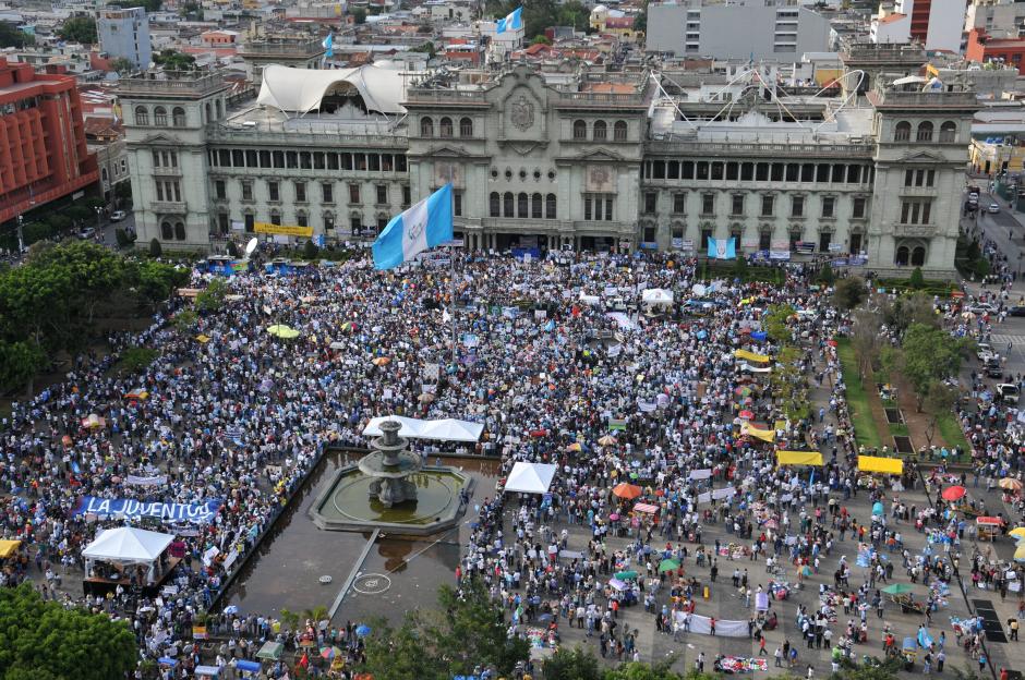Casi 20 mil guatemaltecos asistieron este 30 de mayo para pedir la renuncia del Presidente Otto Pérez. (Foto: Jaime Franco/Nuestro Diario)