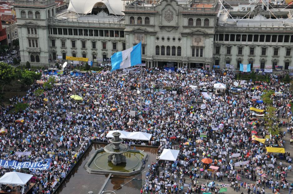 Alrededor de 20 mil guatemaltecos se reunieron este s&aacute;bado para manifestar contra la corrupci&oacute;n. (Foto: Jaime Franco/Nuestro Diario)