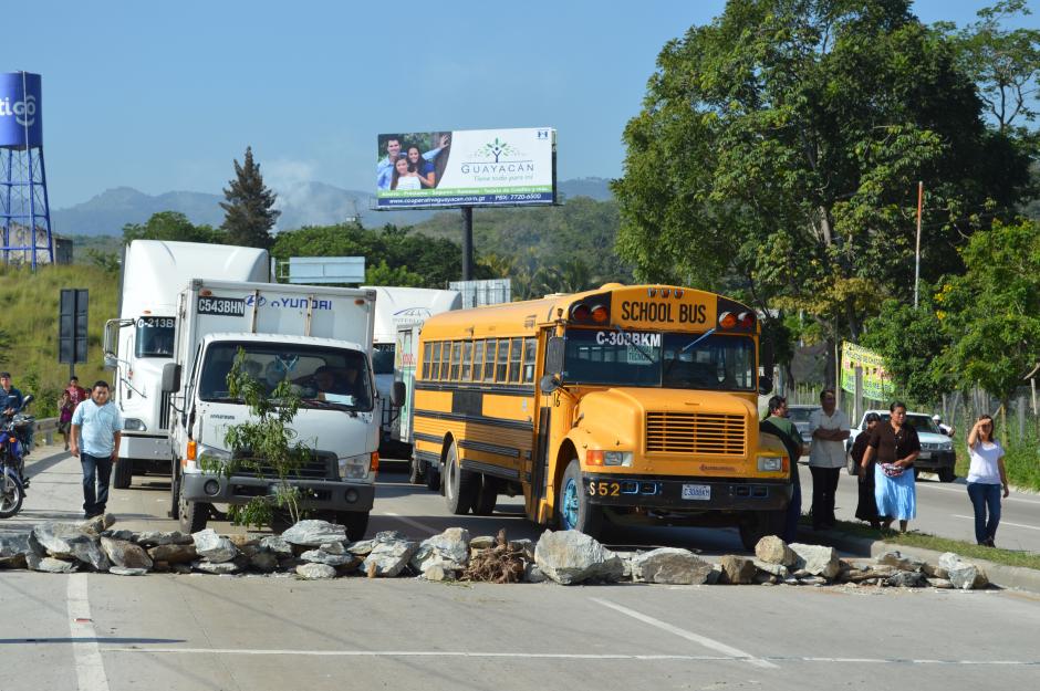 Bloqueo en el kil&oacute;metro 53 de la entrada a Sanarate.