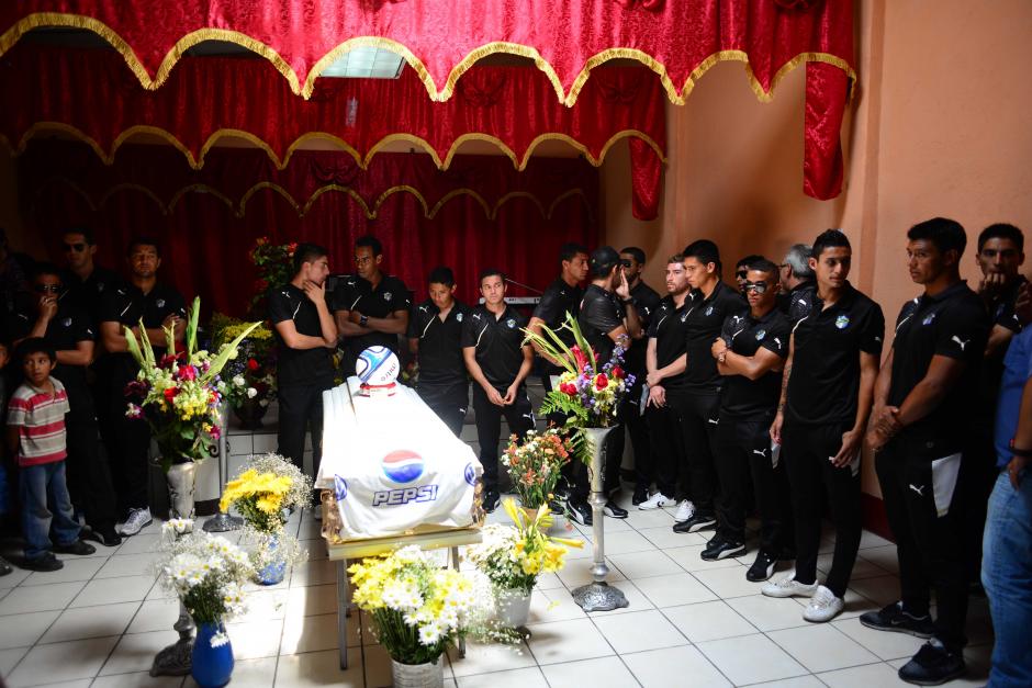 El plantel del Comunicaciones se present&oacute; donde eran velados los restos de Kevin D&iacute;az luego de que fuera agredido por aficionados en el Clasico 278. (Foto: Jes&uacute;s Alfonso/Soy502)