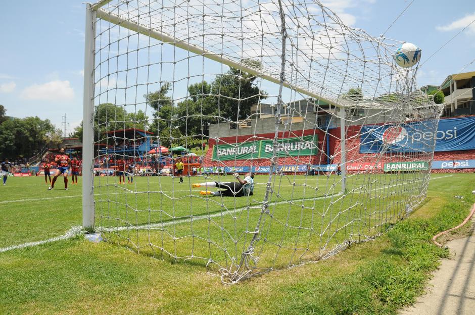 Carlos Ruiz hizo el primero de Municipal de penal, jugada pol&eacute;mica que protest&oacute; Suchi. (Foto: Orlando Chile/Nuestro Diario)