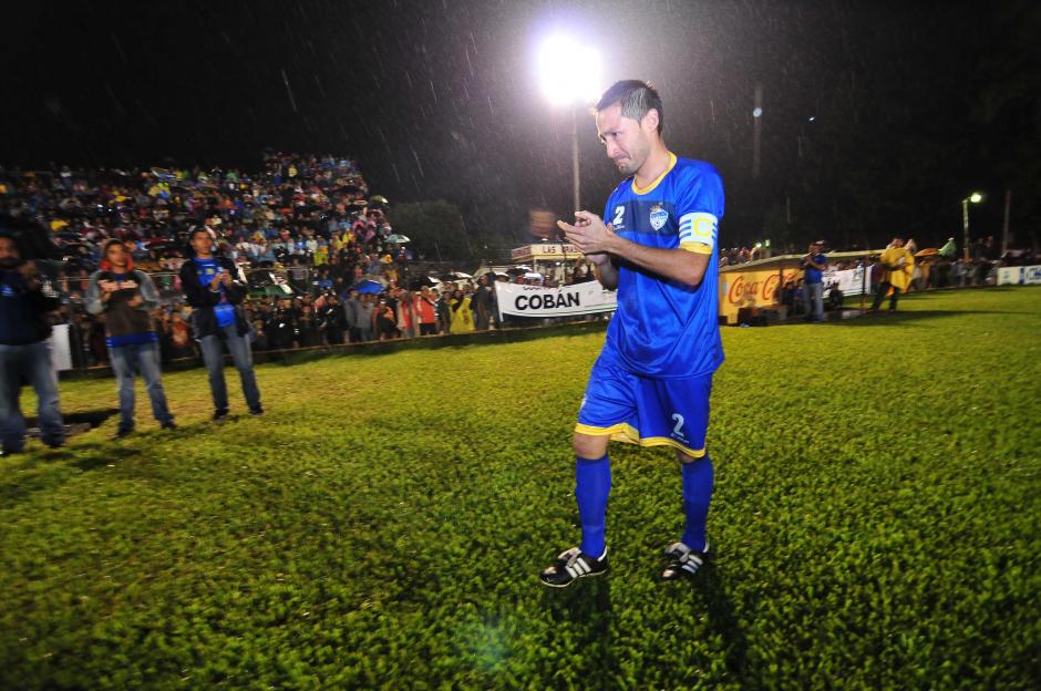 &nbsp;Nelson Morales fue despedido ayer del futbol por miles de cobaneros en el estadio Verap&aacute;z. (Foto: Byron de la Cruz/ Nuestro Diario)