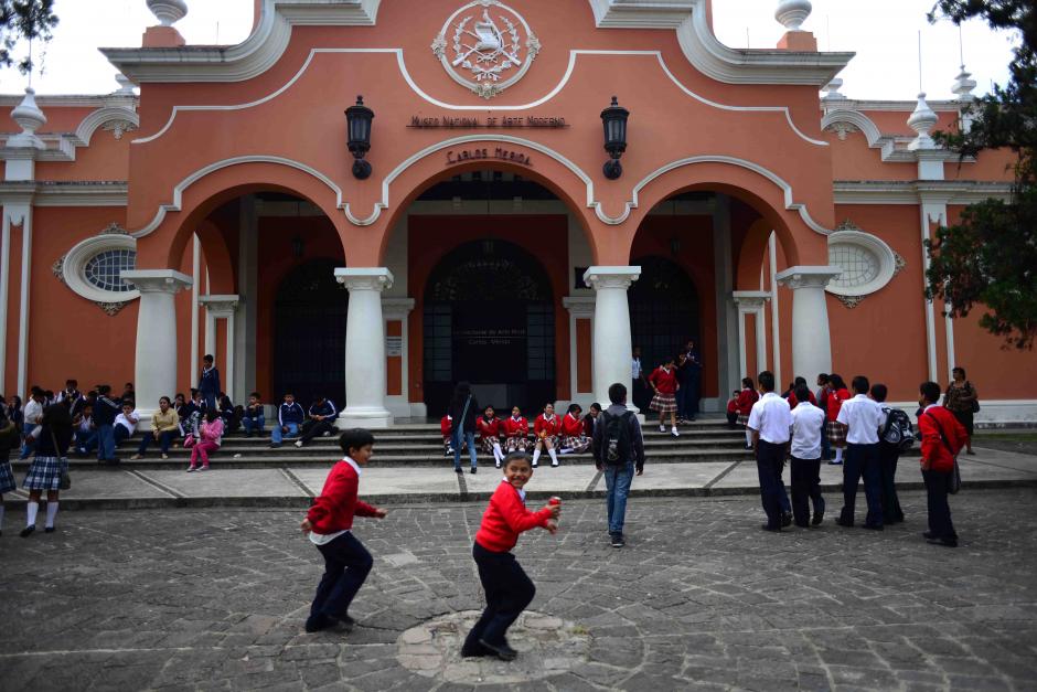 La plaza en medio de los Museos de Arte Moderno y de Antropolog&iacute;a e Historia se vieron inundados por ni&ntilde;os que visitaron las exposiciones. &nbsp;(Foto: Jes&uacute;s Alfonso/Soy502)