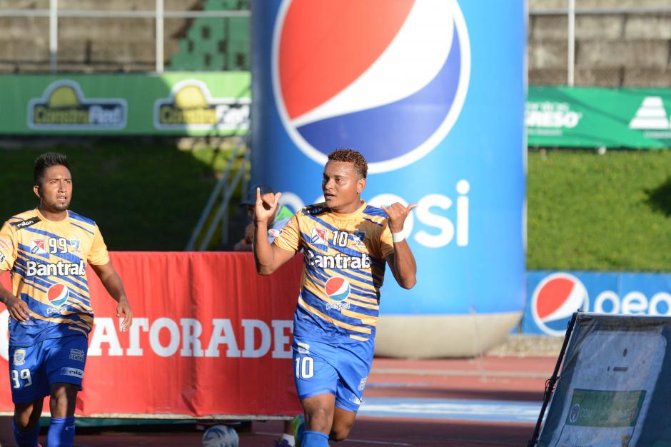 El hondure&ntilde;o Michel Rivera (10), fue el h&eacute;roe de Suchi ante los cremas. (Foto: Nuestro Diario)