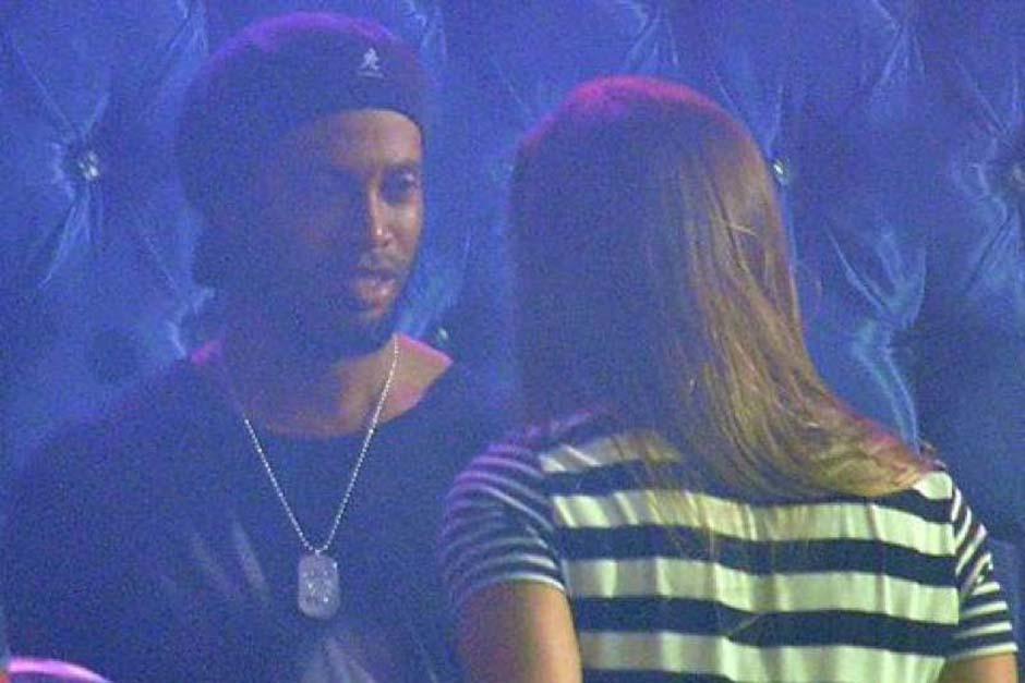 Ronaldinho se dej&oacute; ver al lado de al menos tres mujeres durante la noche. (Foto: mirror.co.uk)