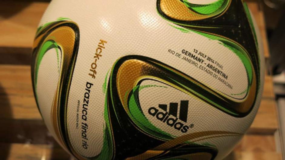 El bal&oacute;n del Mundial, brazuca, tendr&aacute; una edici&oacute;n especial para la gran final de este domingo. En la textura de la pelota estar&aacute; escrita la fecha y el nombre de Alemania y Argentina. (Foto: Tomada del diario Heraldo)