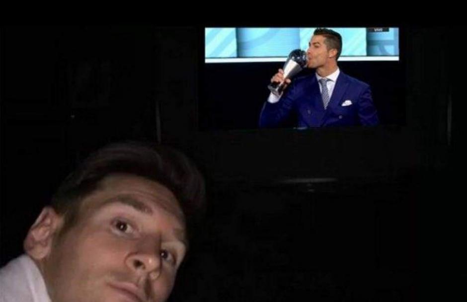 Messi viendo la gala de premios The Best. (Foto: Twitter)