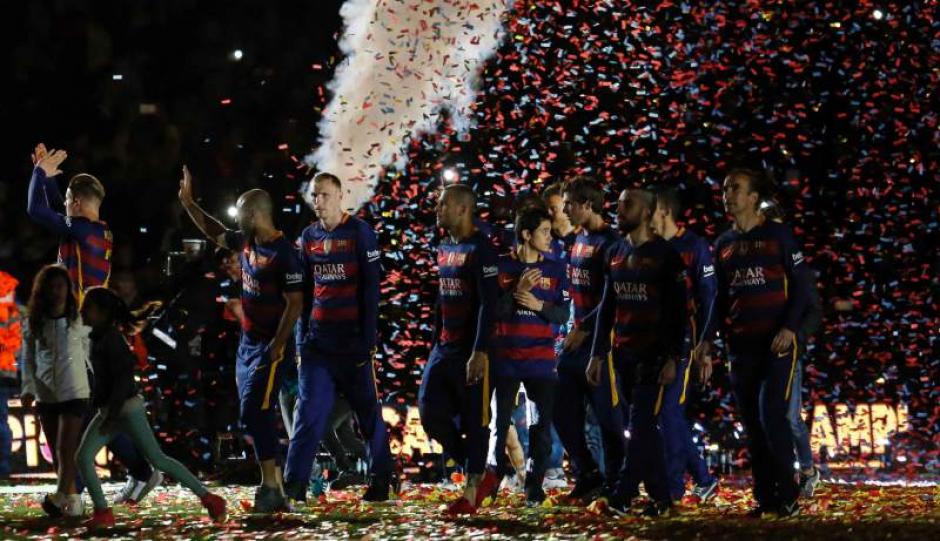 La plantilla del Barcelona fue ovacionada por los fans catalanes. (Foto: EFE)