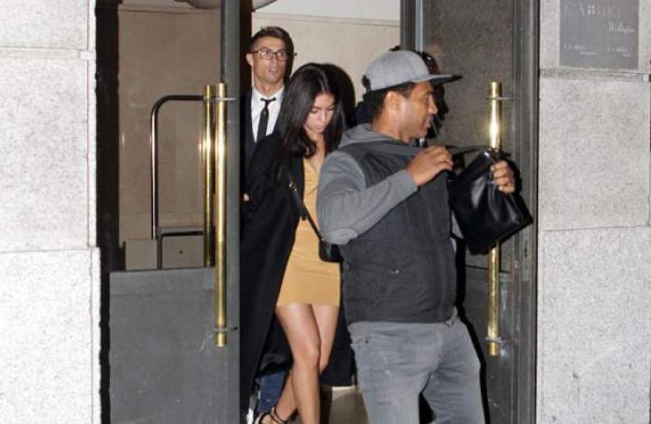 Georgina Rodr&iacute;guez y CR7 pasean muy enamorados en las calles de Madrid. (Foto: Twitter)